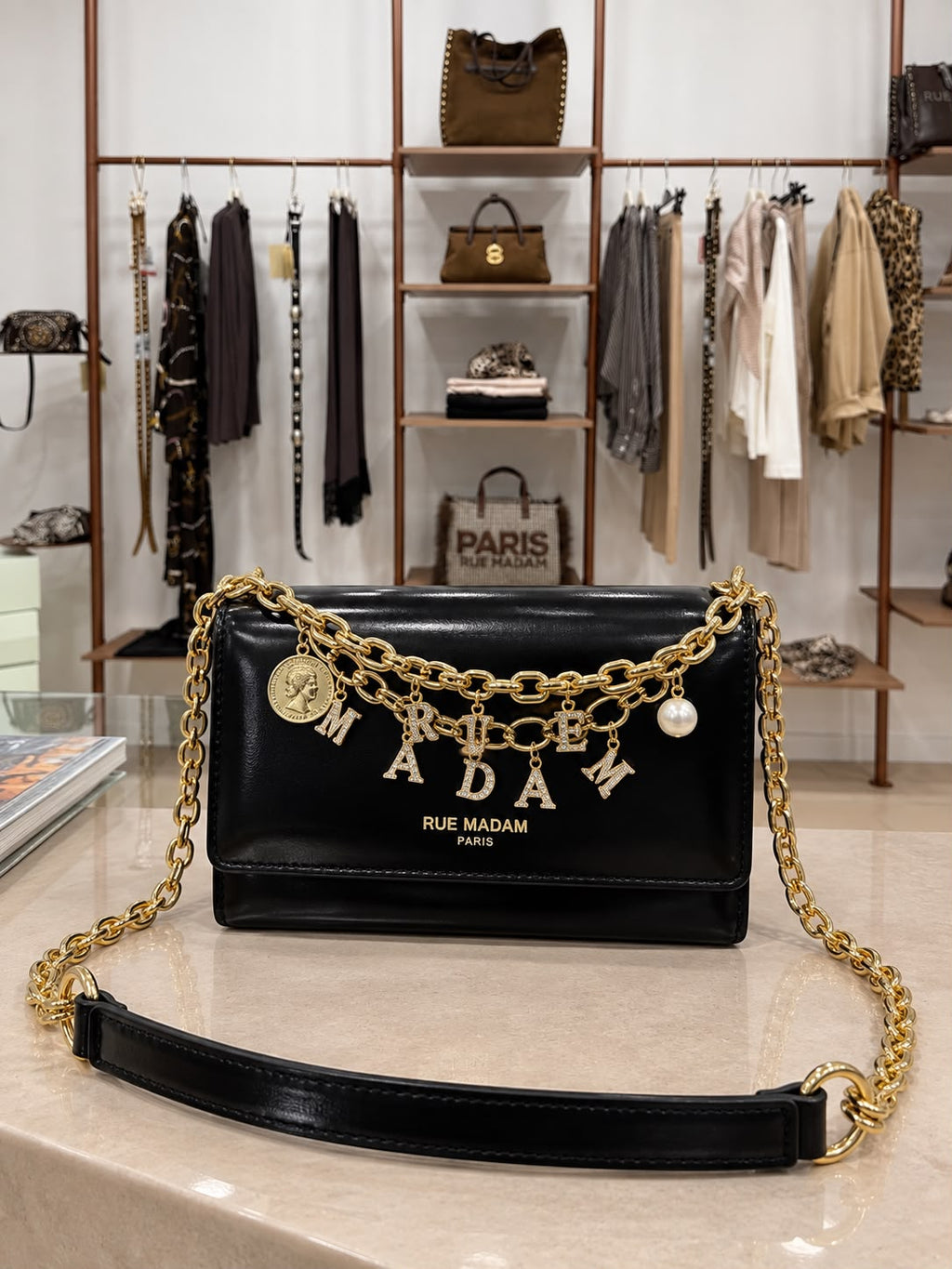 THE CASE CHAIN RUE MADAM